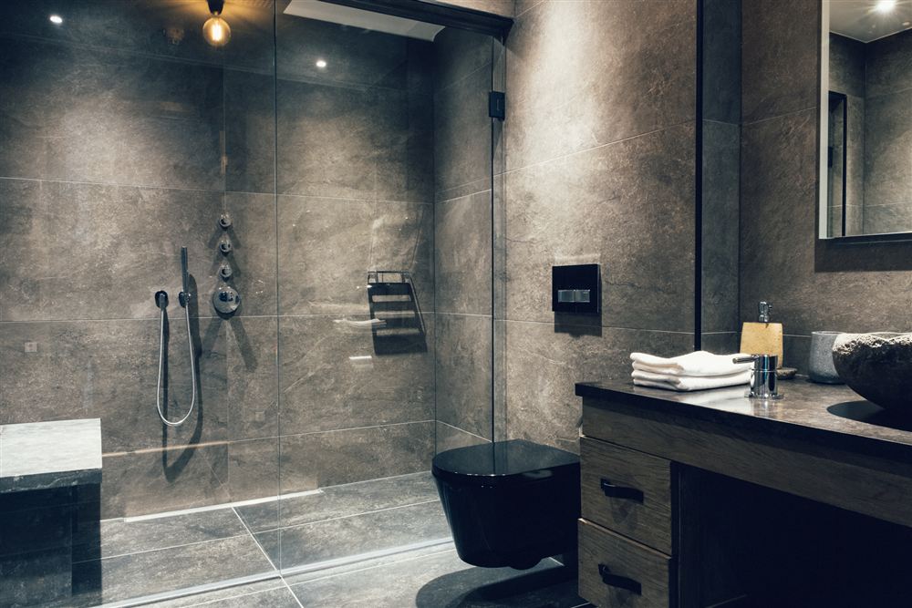 Badrum med belysning och klimat styrt av Crestron